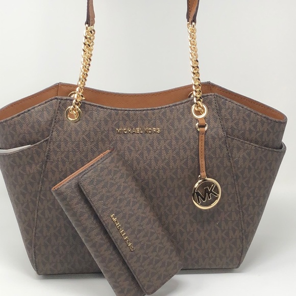 Michael Kors Handbags - ♥️NWT Michael Kors Bundle Jet Set travel+wallet♥️